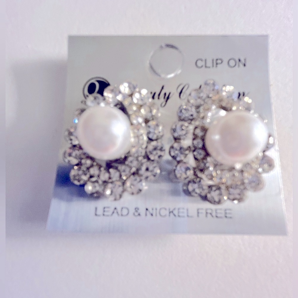 NWT Earrings clear crystals border a teardrop w a center white “Pearl” clip ons